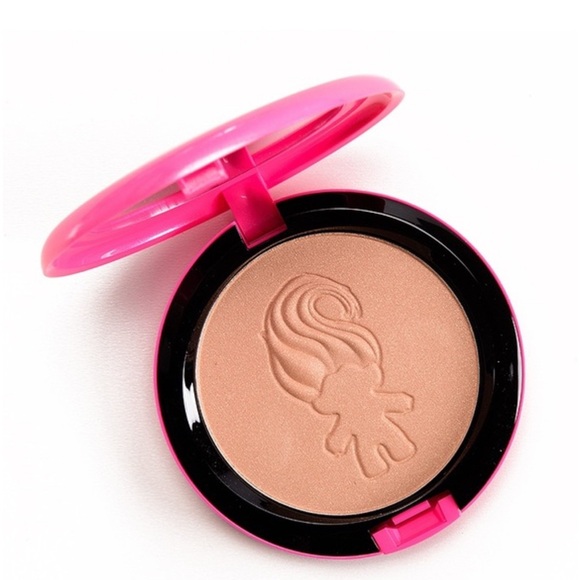 MAC Cosmetics Trolls Gold Highlighter_GLOW RIDA